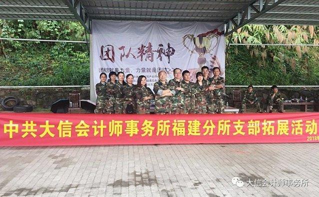 大臣喝醉在皇宫里吐，吐完就睡，未来皇帝亲自为他盖被